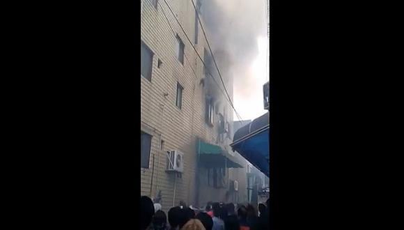​YouTube: Madre lanza a sus hijos del cuarto piso para salvarlos de incendio (VIDEO)