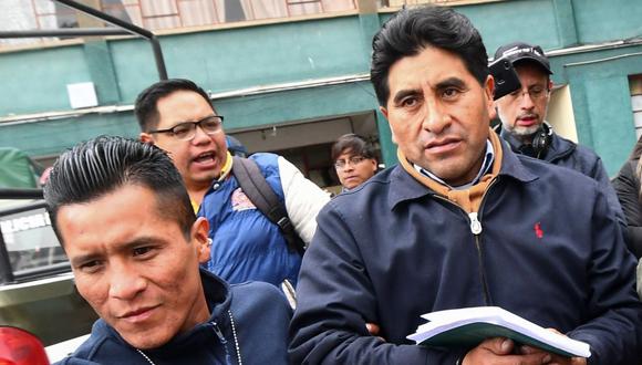 El exministro César Cocarico Durante su traslado a dependencias policiales, este viernes en La Paz. (EFE).