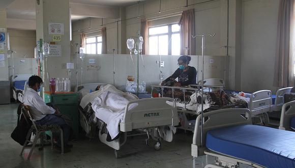 ​Pacientes renales del  hospital Honorio Delgado a la espera de catéteres