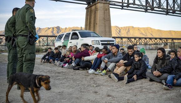 ICE se encarga de la custodia de los migrantes indocumentados que cruzan la frontera después de que son detenidos por la Patrulla Fronteriza. (Foto de Paul Ratje / AFP).