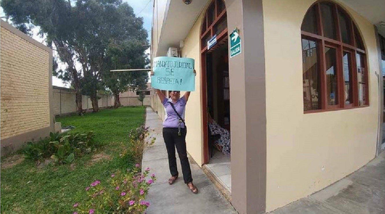 Docente pucaleña retoma protesta en instalaciones de la UGEL Chiclayo