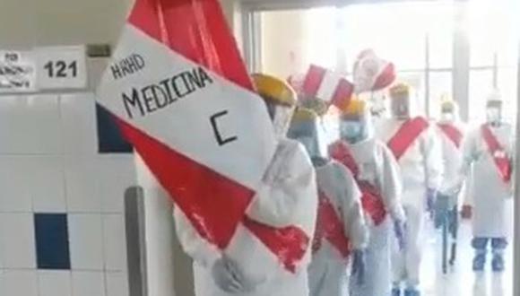 Profesionales de Medicina C se dieron un tiempo para recrear la parada militar a su estilo, lleno de patriotismo y diversión. (Foto: Video Hospital Honorio Delgado)