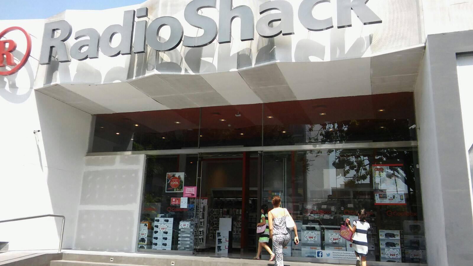 San Isidro: Delincuentes asaltan tienda de tecnología en Salaverry 