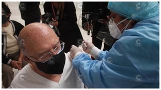 Cardenal Pedro Barreto recibe vacuna y bendice a personal de salud en Huancayo
