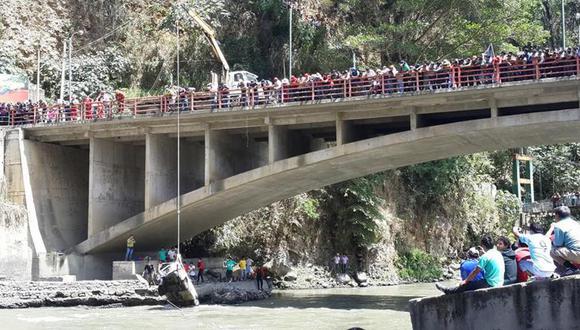 Cusco: Hallan 23 paquetes de pasta básica de cocaína en vehículo que cayó al río Vilcanota 