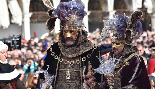 Se instaló un sistema de seguridad con el fin de evitar aglomeraciones en la plaza San Marcos. (EFE).
