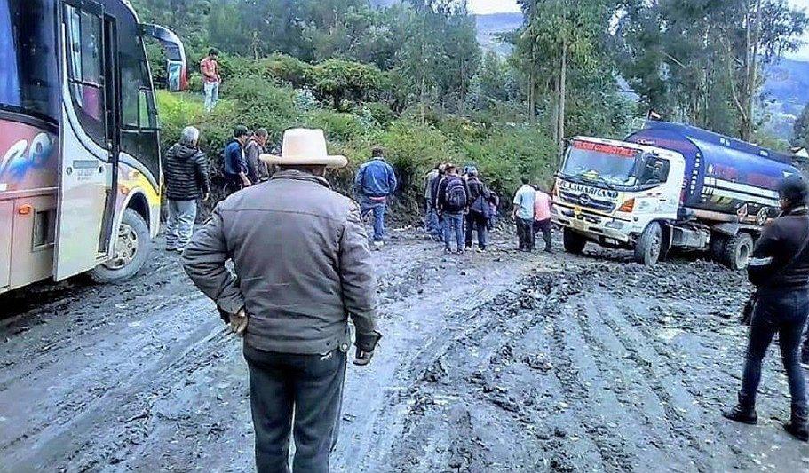 Carreteras interrumpidas por torrenciales lluvias (Video: Fernando Granda)