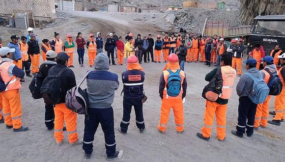 Obreros de construcción civil realizan protesta y paralizan obra en Ocoña
