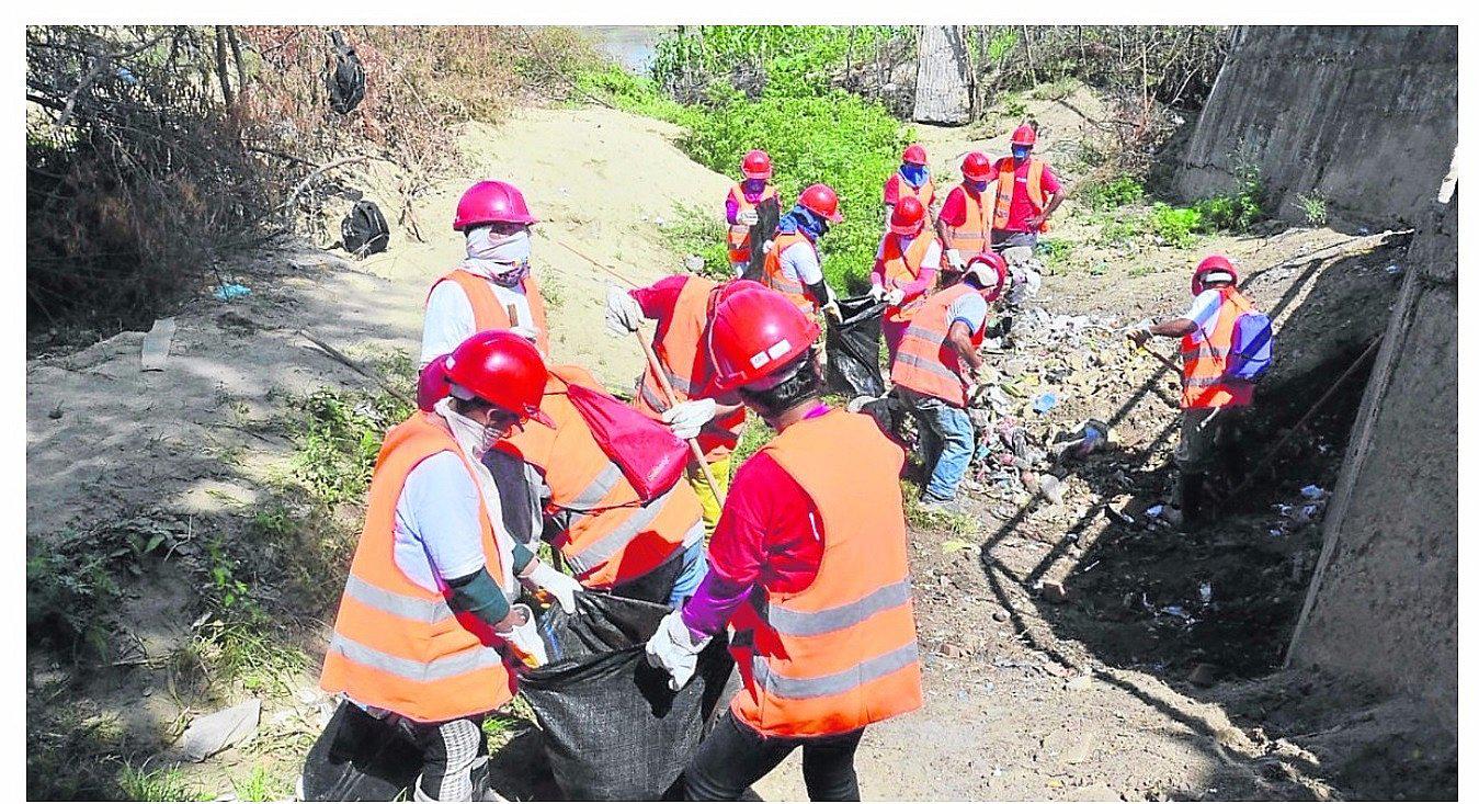 Doscientas personas de “Trabaja Perú” limpian calles y drenes