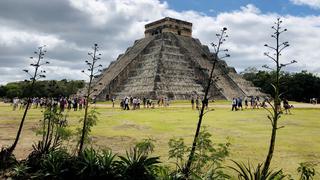 Mujer sube a pirámide de Chichén Itzá para dejar la cenizas de su esposo muerto en México (VIDEO)