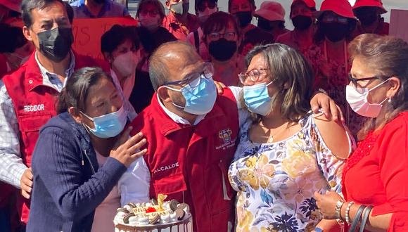 Vecinos y militantes entregan torta a Omar Candia en ceremonia de inauguración de asfaltado de calle Progreso| FOTO: Soledad Morales