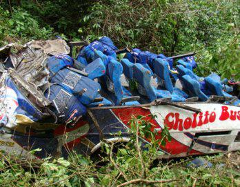 Siete mueren al caer bus con 35 pasajeros