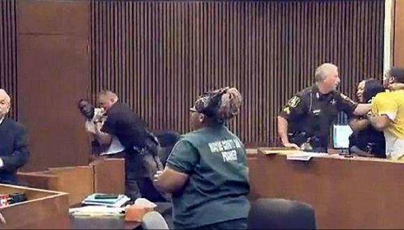 Un hombre golpea al asesino de su hija de tres años en plena corte (VIDEO)