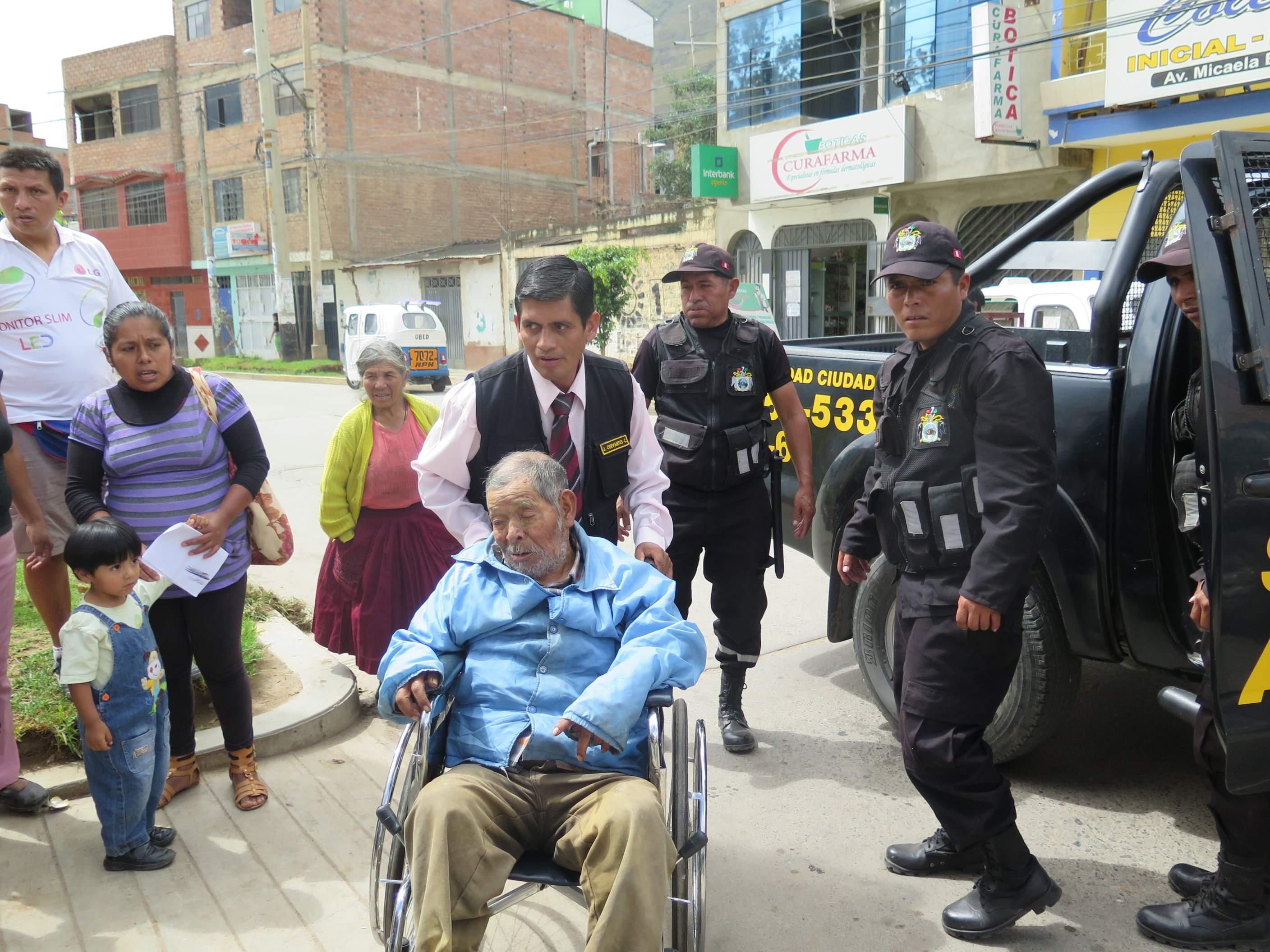 Ahijada estafa a anciano