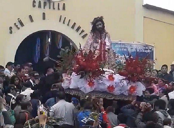 Cientos de fieles amanecieron al lado de venerada imagen del Señor de Illanya