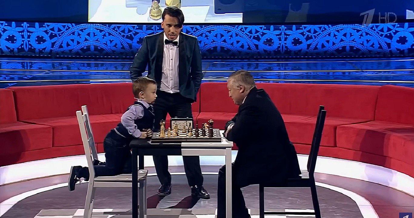 YouTube: Así reaccionó niño de 3 años tras perder partida de ajedrez con Karpov
