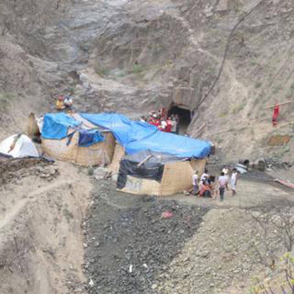 Salud de mineros atrapados en Ica se debilita 