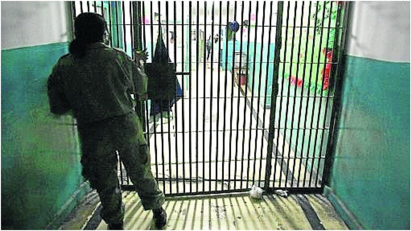 Un hombre es intervenido por intentar ingresar chips a penal