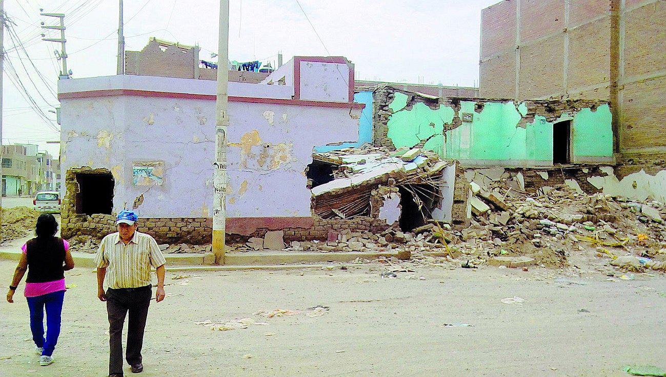 Vecinos piden respuesta de municipio por casa derrumbada tras El Niño Costero
