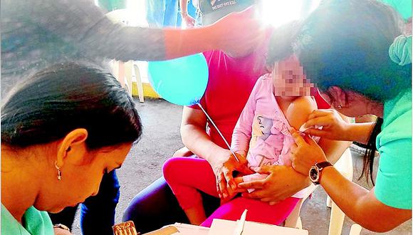 Vacunan a menores contra sarampión, rubéola y polio