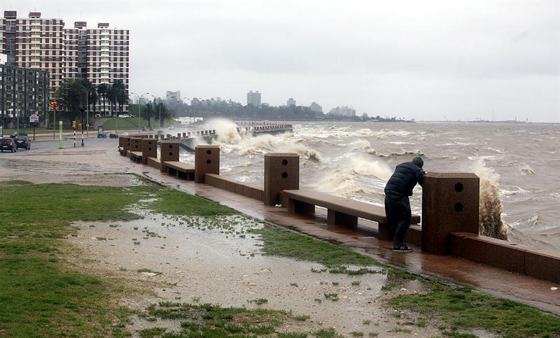 Uruguay: Un muerto y 950 evacuados por temporal