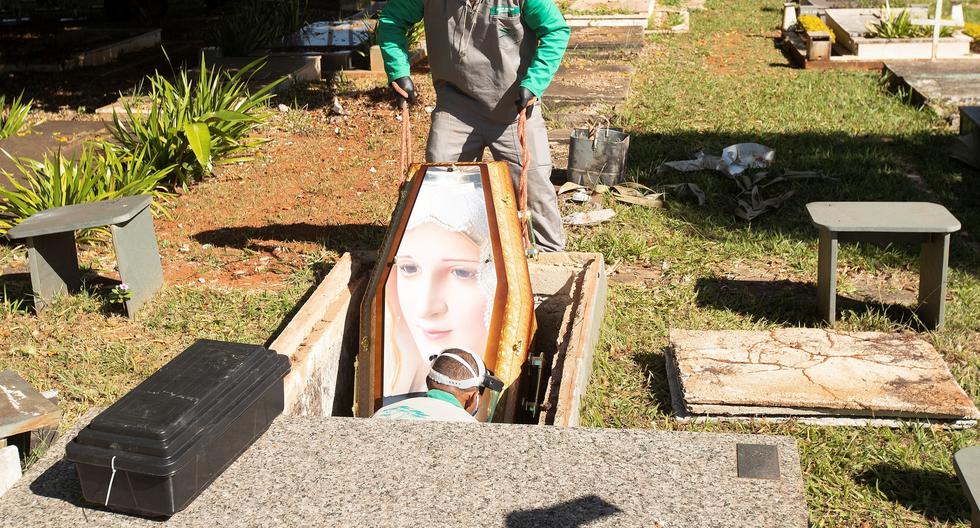 Trabajadores del cementerio Campo de Esperanza entierran una víctima de coronavirus el 8 de junio de 2020, en Brasilia (Brasil). EFE/Joédson Alves
