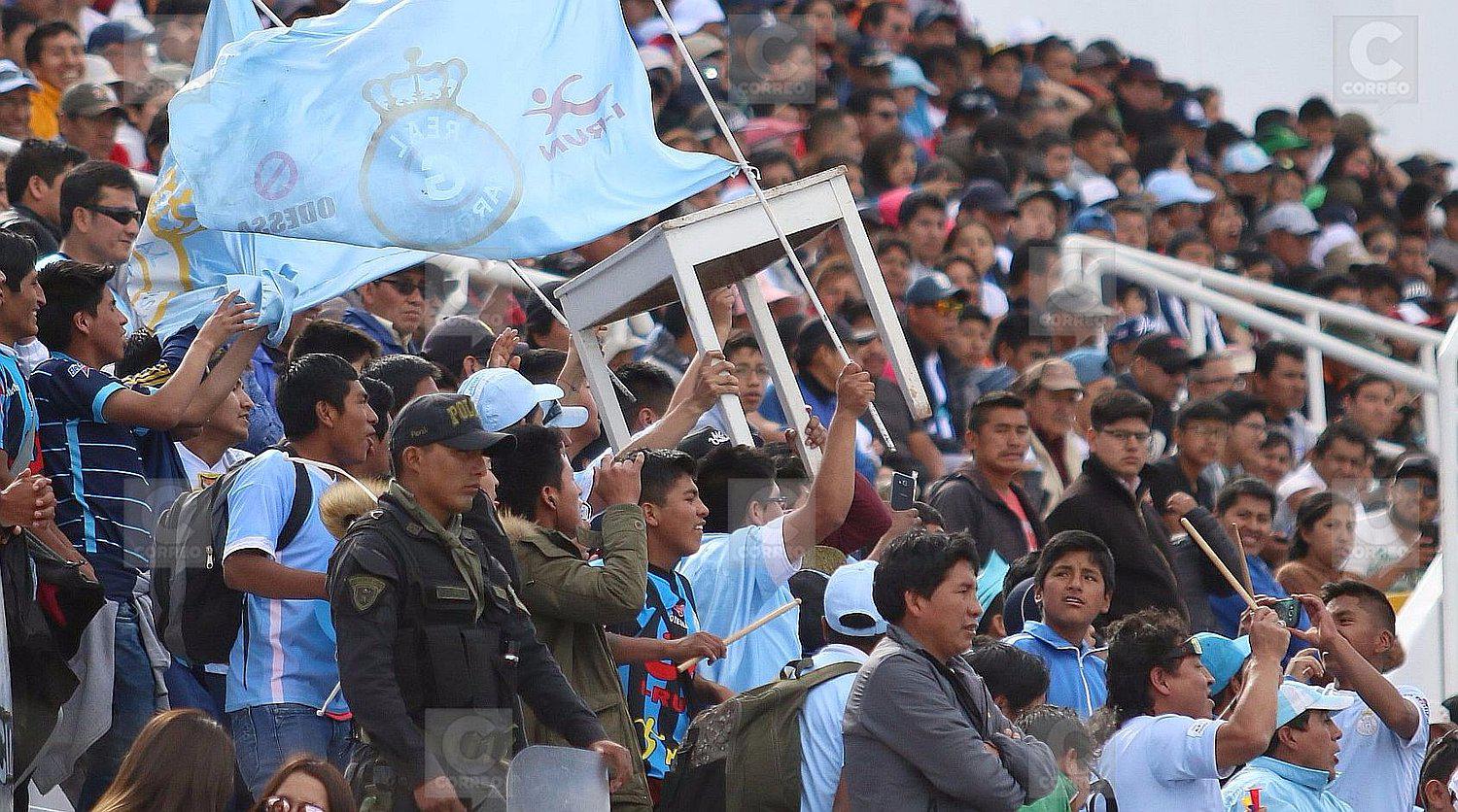 Hinchas del Real Garcilaso alientan con mesa frente a Alianza Lima  