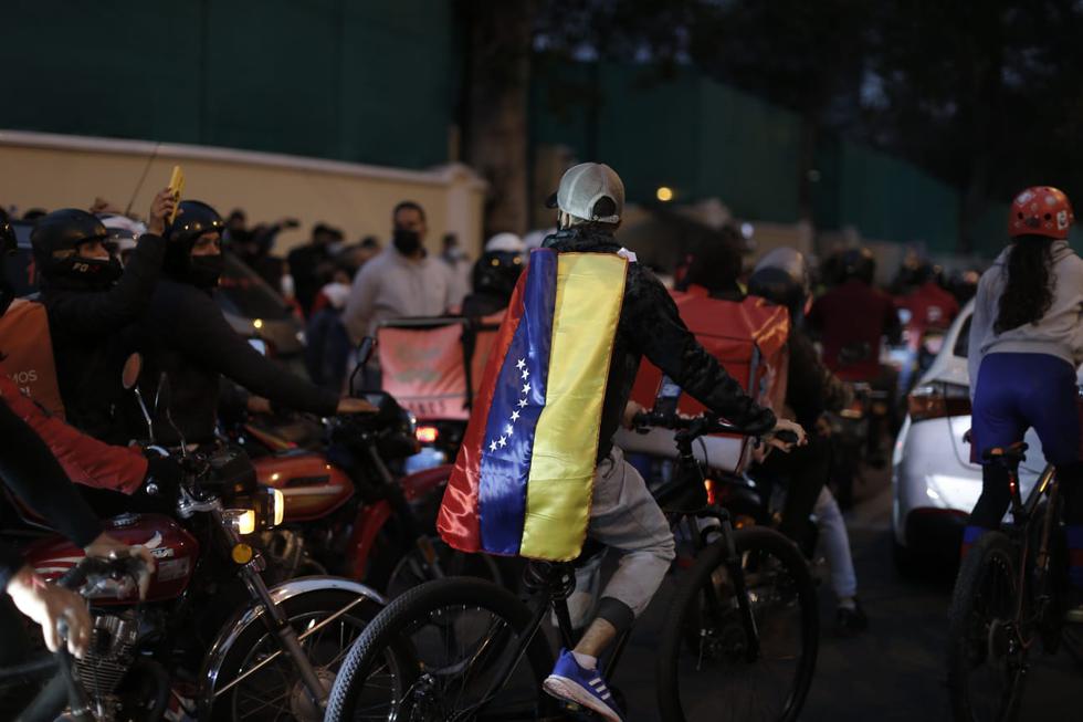 Caravana de hinchas venezolanos en motocicletas alentando a su selección en los exteriores del Estadio Nacional previo al partido contra Perú.
Fotos: Renzo Salazar / @photo.gec