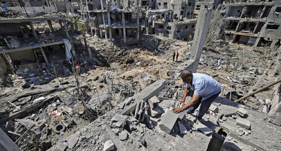Los palestinos evalúan la destrucción causada por los ataques aéreos de Israel, en Beit Hanun, en el norte de la Franja de Gaza, el 14 de mayo de 2021. (Foto de MAHMUD HAMS / AFP).