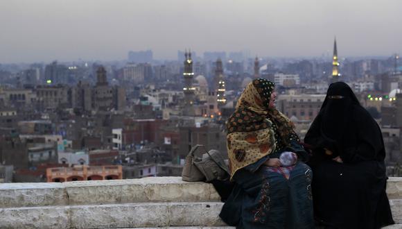 Dos mujeres egipcias disfrutan de la vista de El Cairo desde el parque al-Azhar el 29 de enero de 2012. AFP PHOTO / MAHMUD HAMS