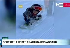 Bebé de 11 meses práctica snowboard con mucha destreza en China (VIDEO)