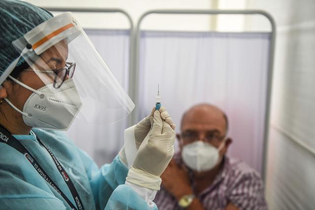 Los primeros en ser seleccionados para la vacunación son los profesionales de la salud, luego miembros de la PNP y F.F.A.A.(Foto: Ernesto Benavides/AFP)