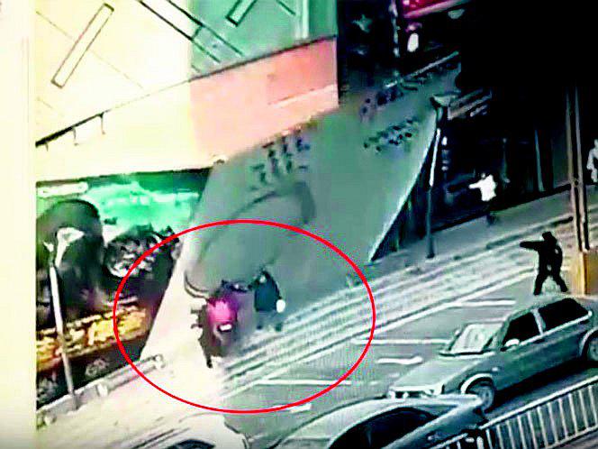 ​Enorme valla publicitaria cae sobre cuatro personas (VIDEO)