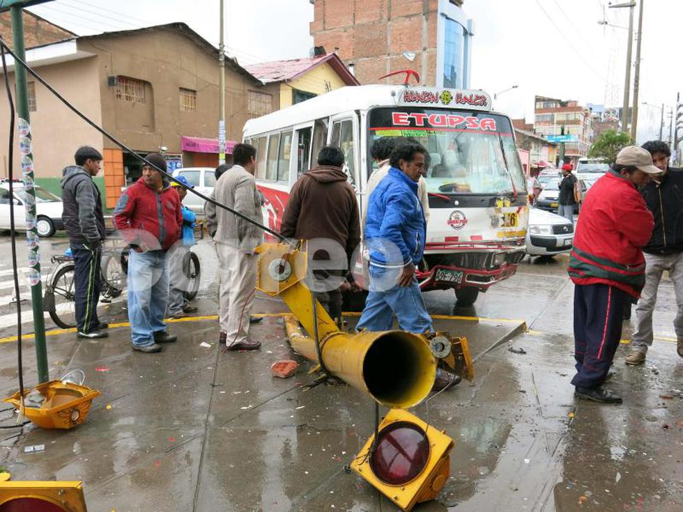 Couster choca y destroza semáforo y pared de institución educativa