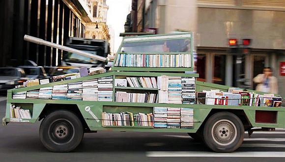 Artista recorre Argentina en su viejo "Ford" regalando libros 