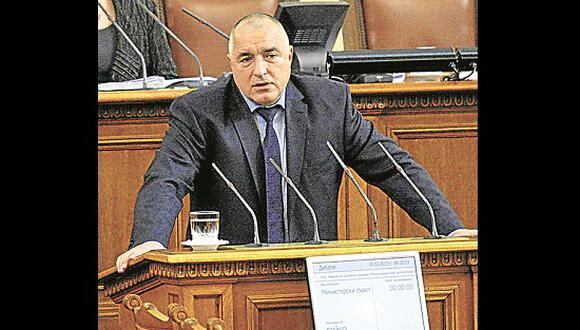 Exprimer ministro búlgaro firma por un club con 54 años