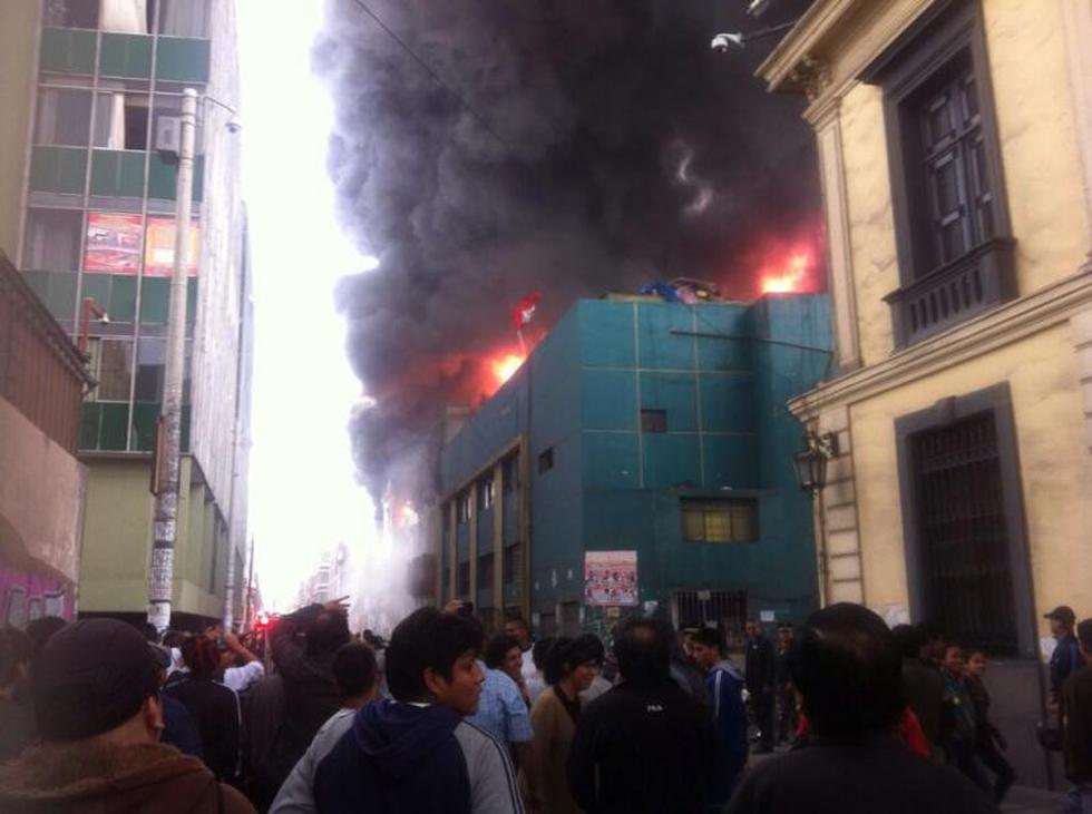 Voraz incendio consume almacén de tienda comercial en jirón Paruro