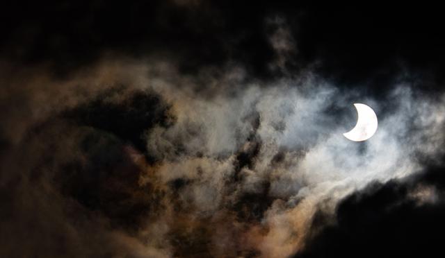 La luna se mueve frente al sol en un raro eclipse solar de "anillo de fuego" en Manila. (Foto: AFP)