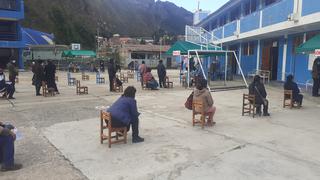 Algunos docentes de Huancavelica rechazan ser inmunizados con vacuna de Sinopharm
