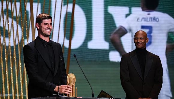 Thibaut Courtois recibió el premio Lev Yashin por ser el mejor arquero del año. (Foto: EFE)