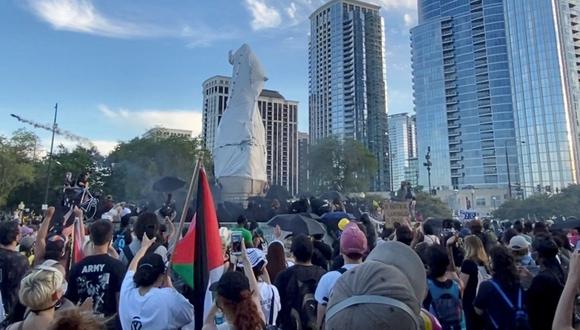 Los manifestantes rodean una estatua de Cristóbal Colón en Grant Park en Chicago, Illinois, EE. UU. (Madeleine Dupre/ REUTERS).