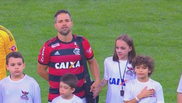 Jugador del Flamengo ayuda a niña con respirador artificial en la cancha (VIDEO)