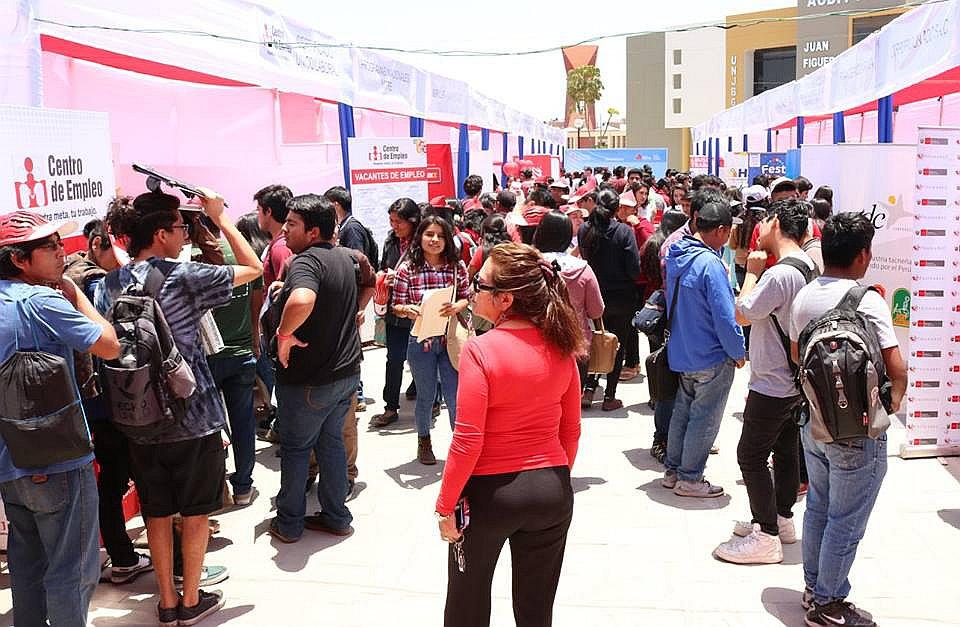 Más de mil estudiantes acudieron a la feria laboral 