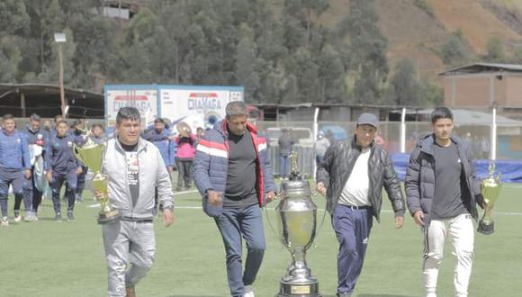 Hernán Saavedra, presidente de Deportivo Llacuabamba, junto a Yeison Rodríguez exhibieron la Copa Perú que levantaron en el 2019.