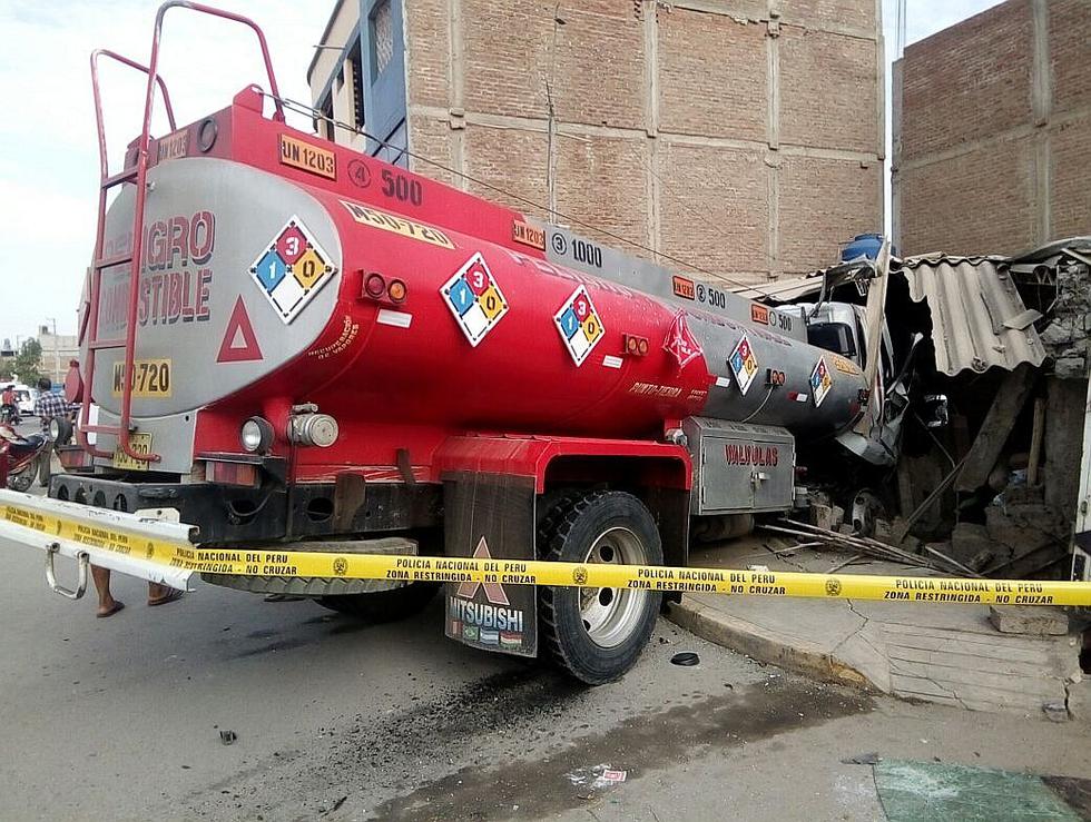 Una cisterna y un camión se empotran en una vivienda (FOTOS)