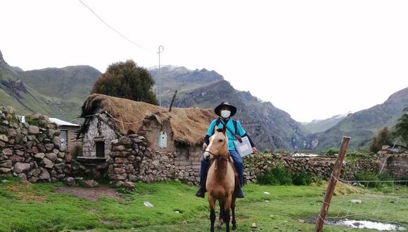 José Manuel no le teme viajar en caballo por horas para cumplir con la vacunación. (Foto: Cortesía José Bravo)