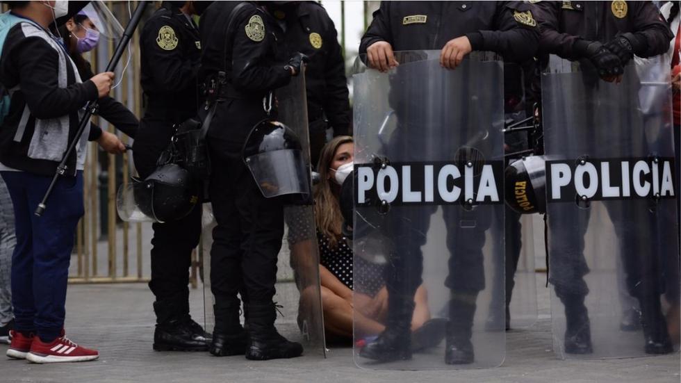 Embarazada se atrincheró para expresar su indignación contra Manuel Merino. Fotos: Fernando Sangama /@photo.gec