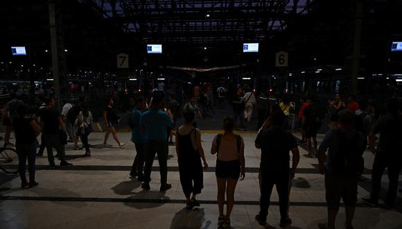Los viajeros esperan en la estación de trenes de Constitución en Buenos Aires el 1 de marzo de 2023, luego de un apagón causado por un incendio que afectó el sistema de alta tensión. (Foto por Luis ROBAYO / AFP)