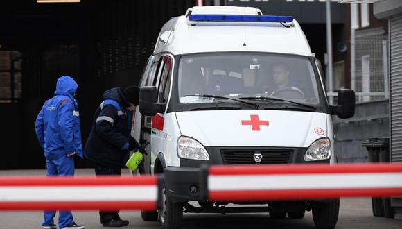 Un trabajador desinfecta una ambulancia en los terrenos de un hospital en Kommunarka en las afueras de Moscú, en medio de la pandemia de coronavirus. (NATALIA KOLESNIKOVA / AFP)