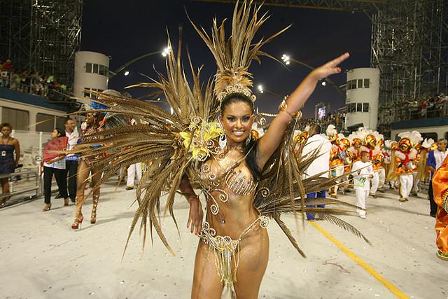 Escuela de samba no quiere bailarinas con siliconas en Carnaval de Río